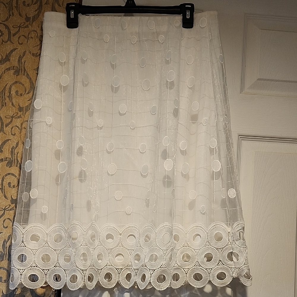 4/$20 C. Est. 1946 Elegant White Lace Skirt